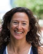 Triathlon Trainerin lächelt in die Kamera