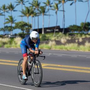 Sportler auf dem Fahrrad beim Ironmann Hawaii 2017.
