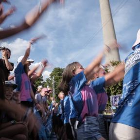 Jubelnde Menschen beim Triathlon