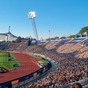 Das Münchener Olympiastadion von innen. 