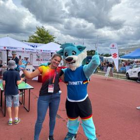 Maskottchen Trinity und Mitarbeiterin DTU