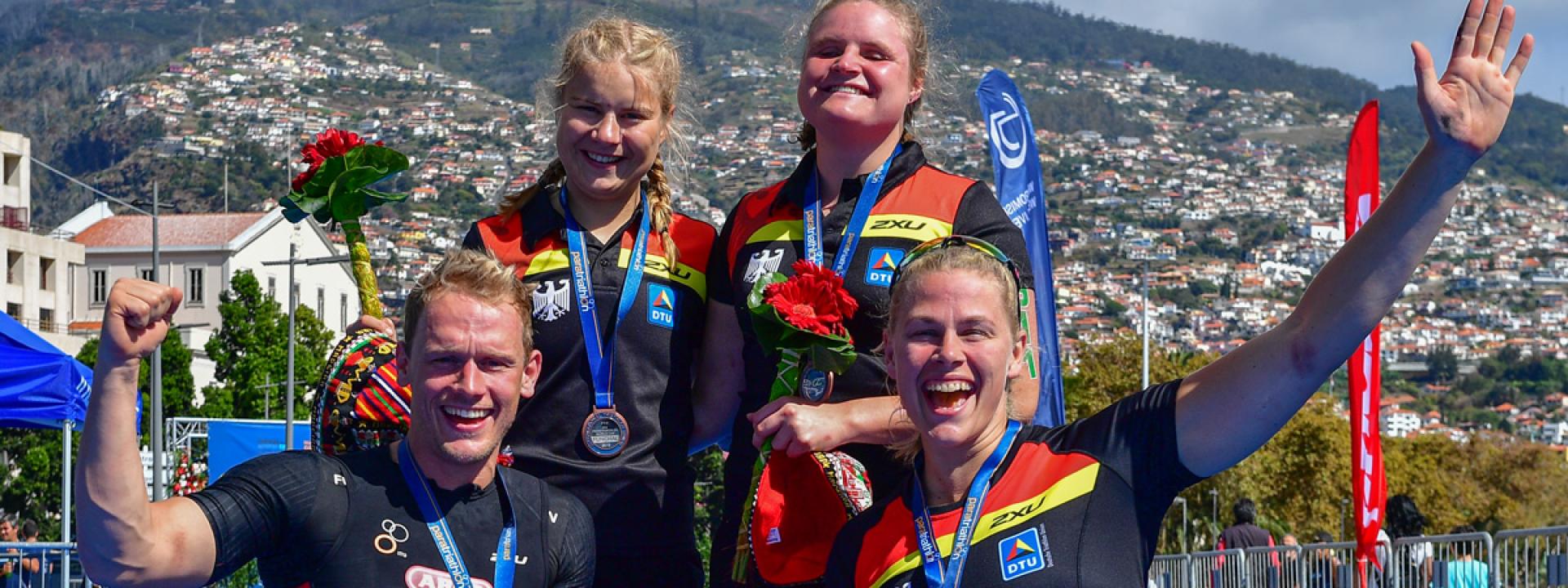 Eine Gruppe deutscher Para Triathleten freut sich über ihre Erfolge.