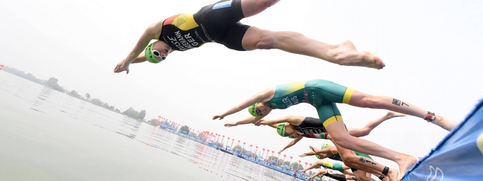 Triathletinnen springen ins Wasser