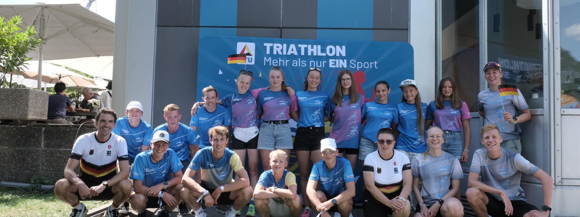 Die Teilnehmenden des Jugendcamps posieren in einem Gruppenbild. 