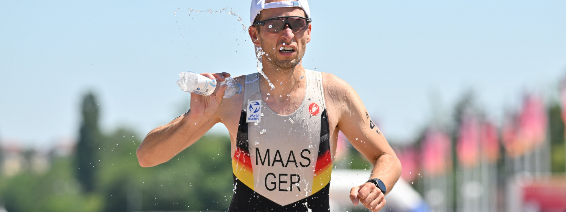 Björn Maas schüttet Wasser beim Laufen über sich!