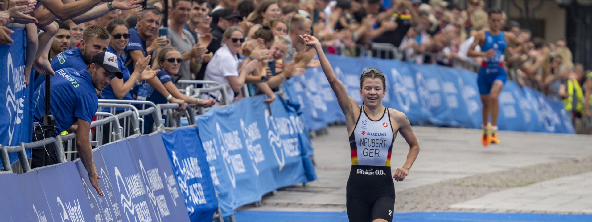 Tanja Neubert jubelt über U23 MR-Gold