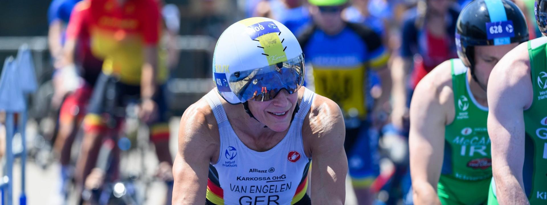 Elke van Engelen mit starken Beinen beim Radfahren in Taranto