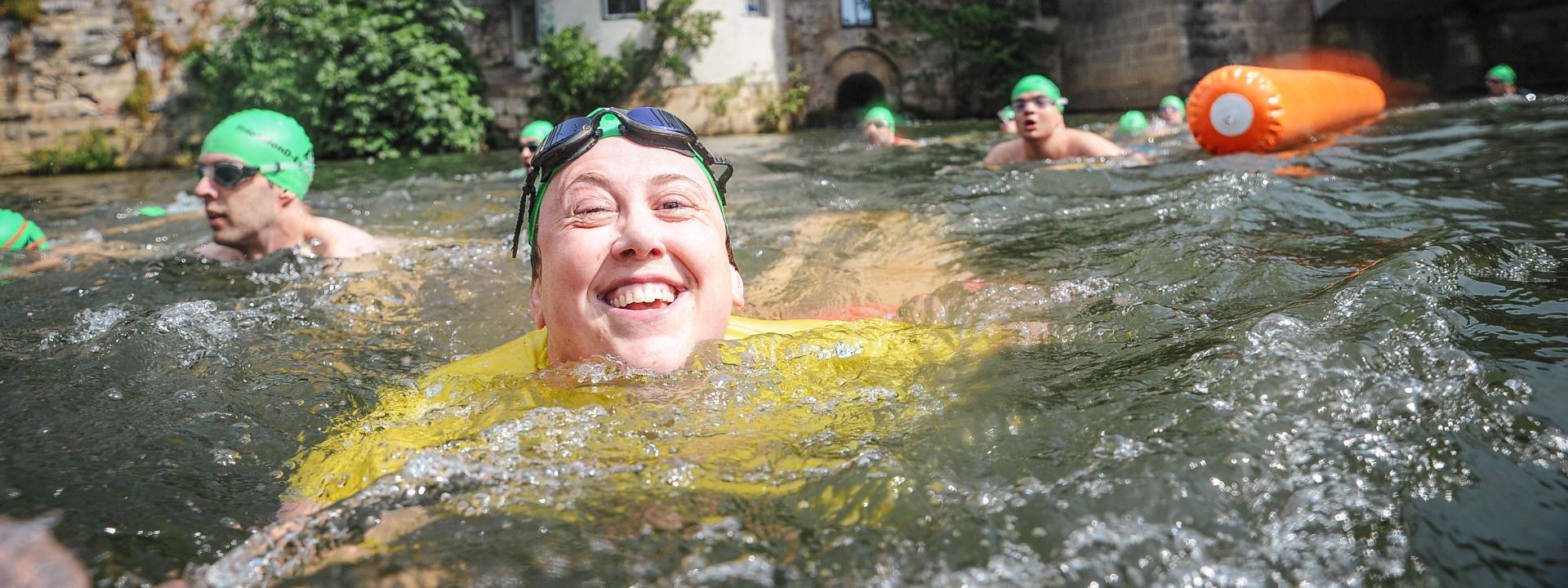 Lena Göttler im Neckar schwimmend 