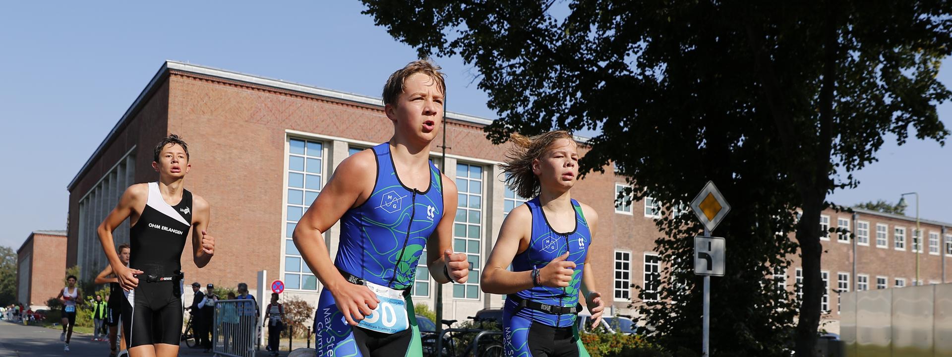 Jungen beim Rennen auf der Laufstrecke bei Jugend trainiert für Olympia