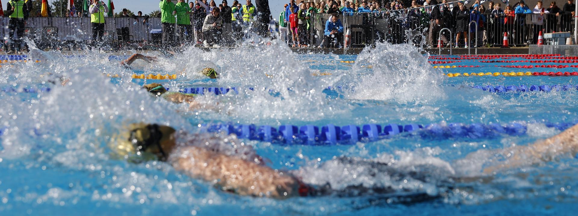 Junge beim Schwimmen im Freibad