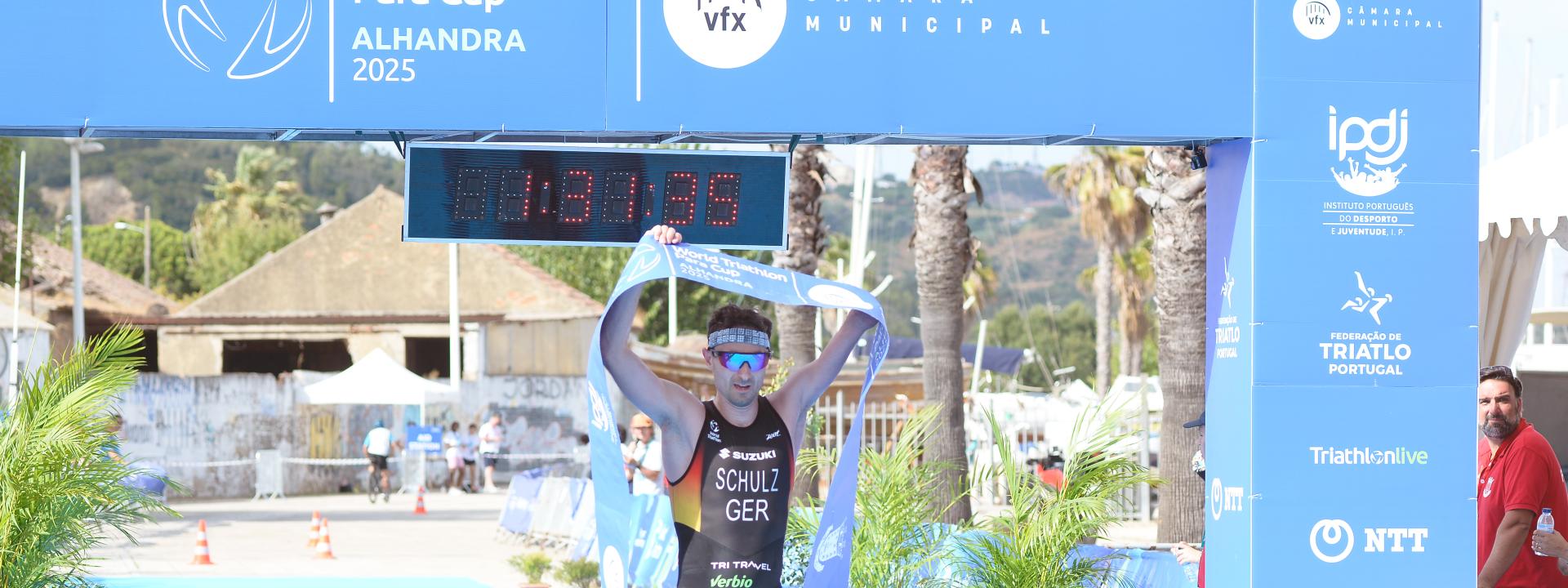 Martin Schulz mit Zielbanner in Alhandra