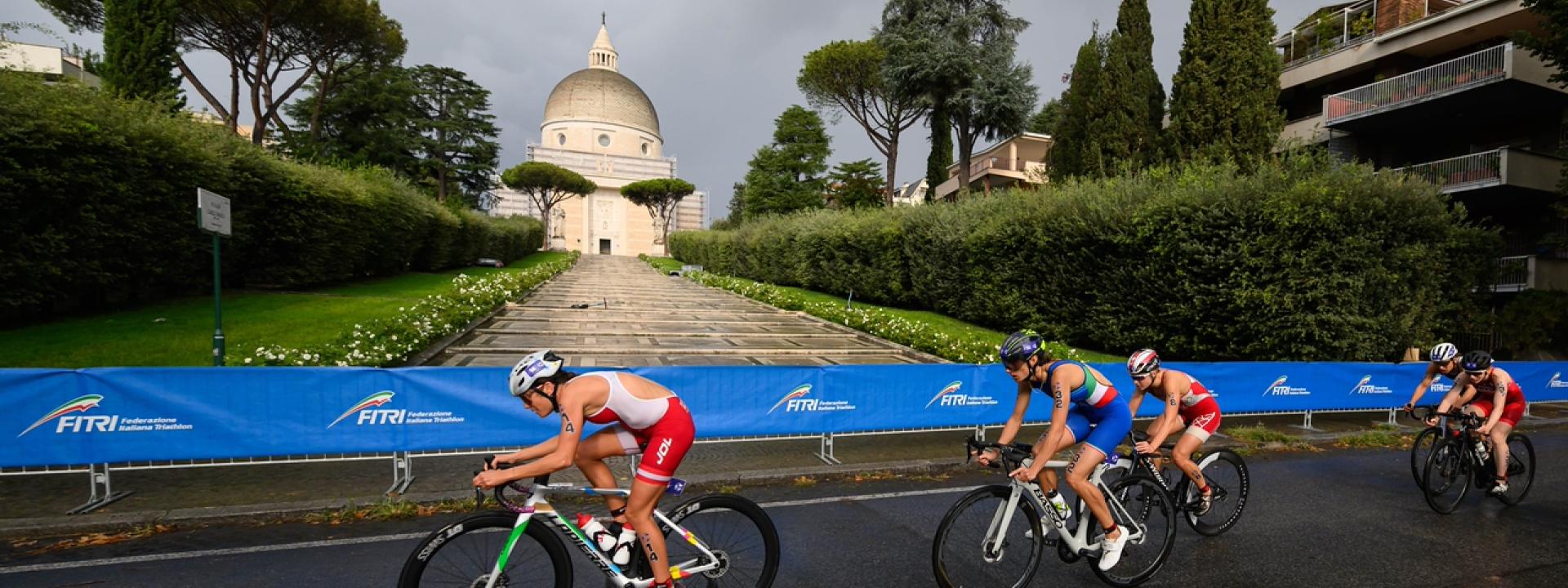 Weltcup Rom VB: Gruppe Radfahrer fährt durch Rom
