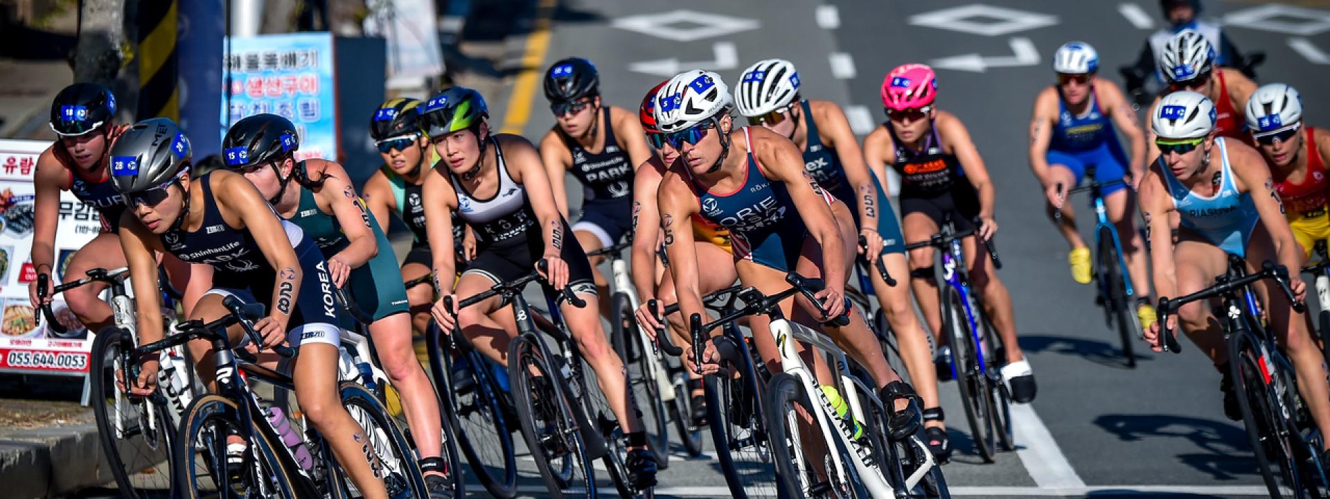 Athletinnen auf dem Fahrrad in einem großen Pulk