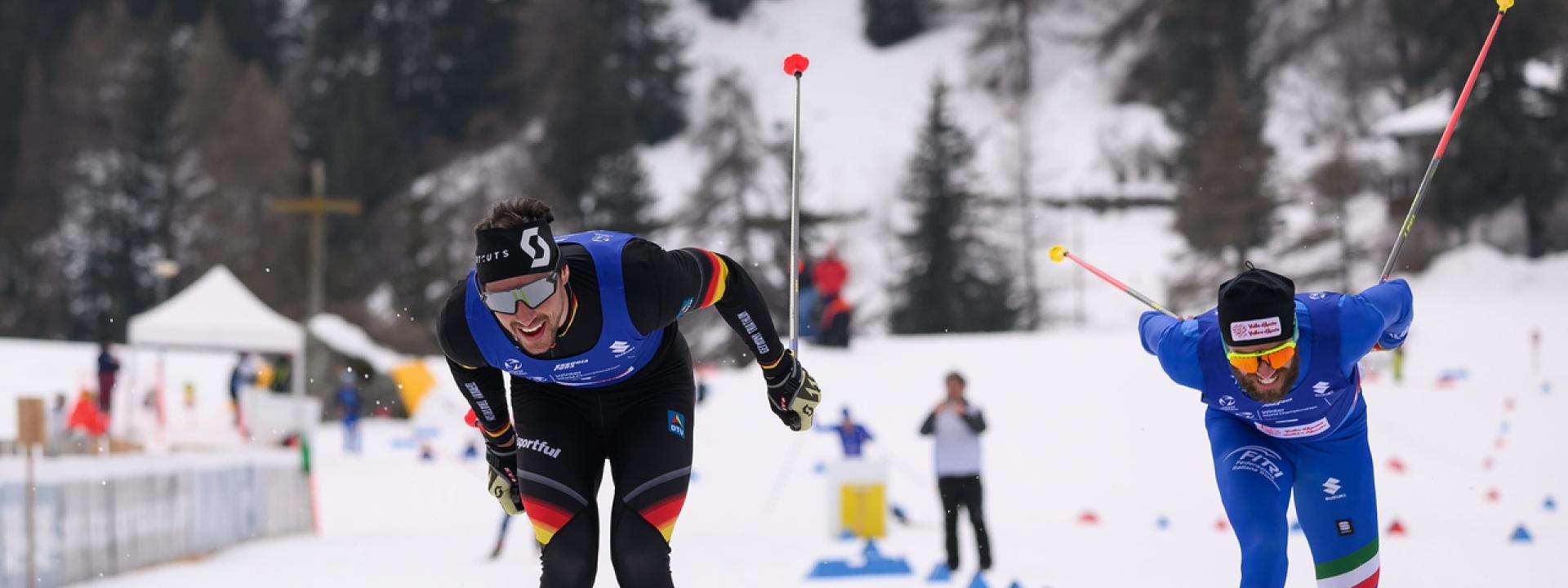 Zwei männliche Langläufer kämpfen im Fotofinish um die bessere Platzierung