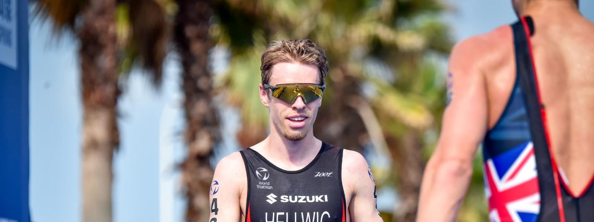 Ein Triathlet ist glücklich im Ziel angekommen