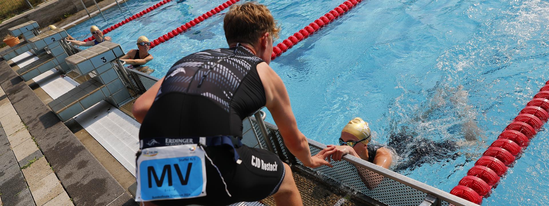 Jugendliche beim Schultriathlon am Beckenrand