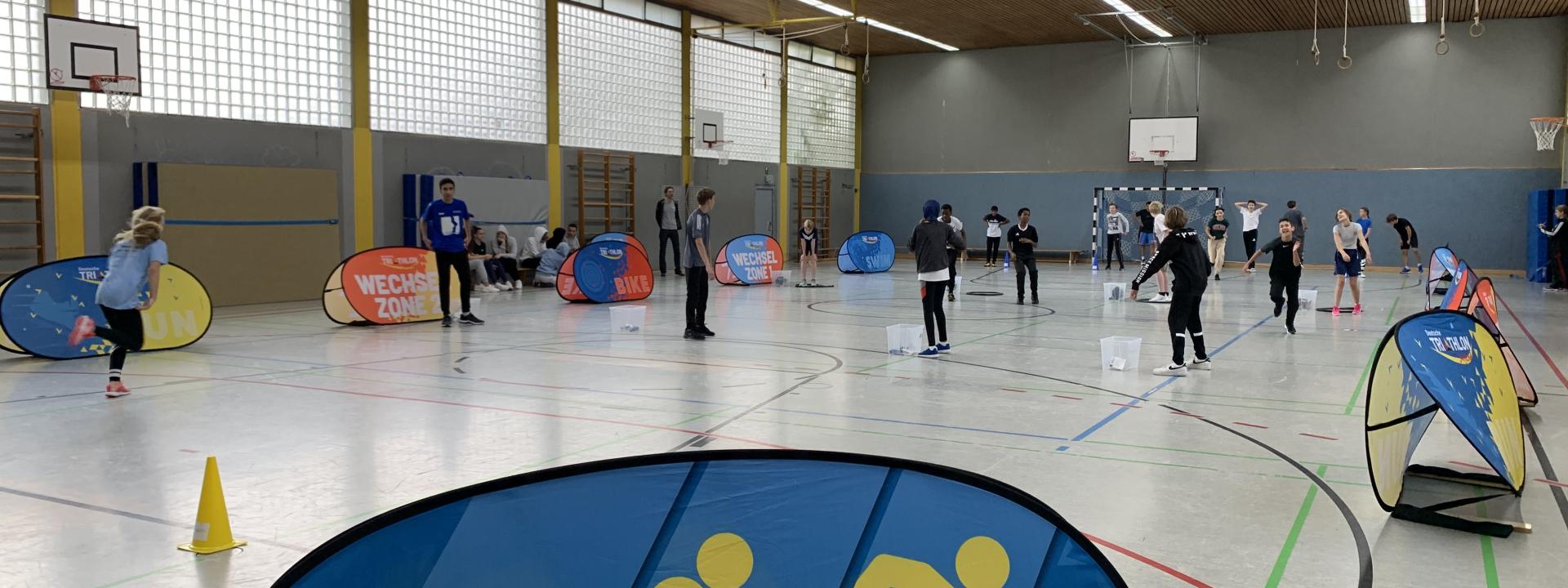 Jugendliche beim Wechseltraining in der Halle