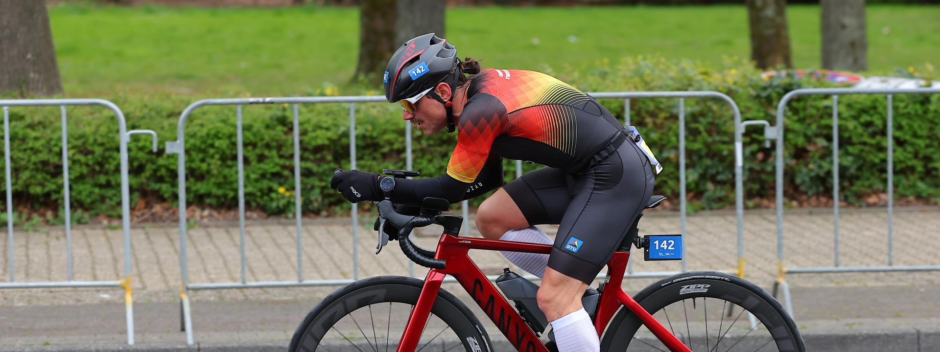 Deutscher AK-Athlet auf Rennrad