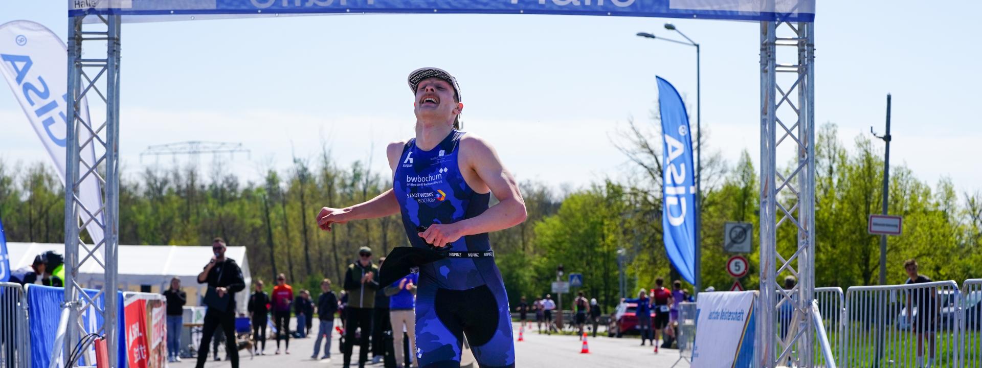 Deutscher Meister über die Duathlon-Sprintdistanz läuft über die Ziellinie