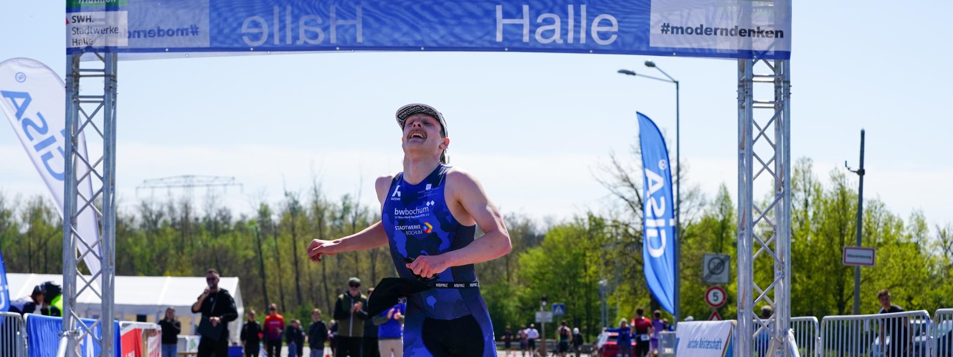 Deutscher Meister über die Duathlon-Sprintdistanz läuft über die Ziellinie