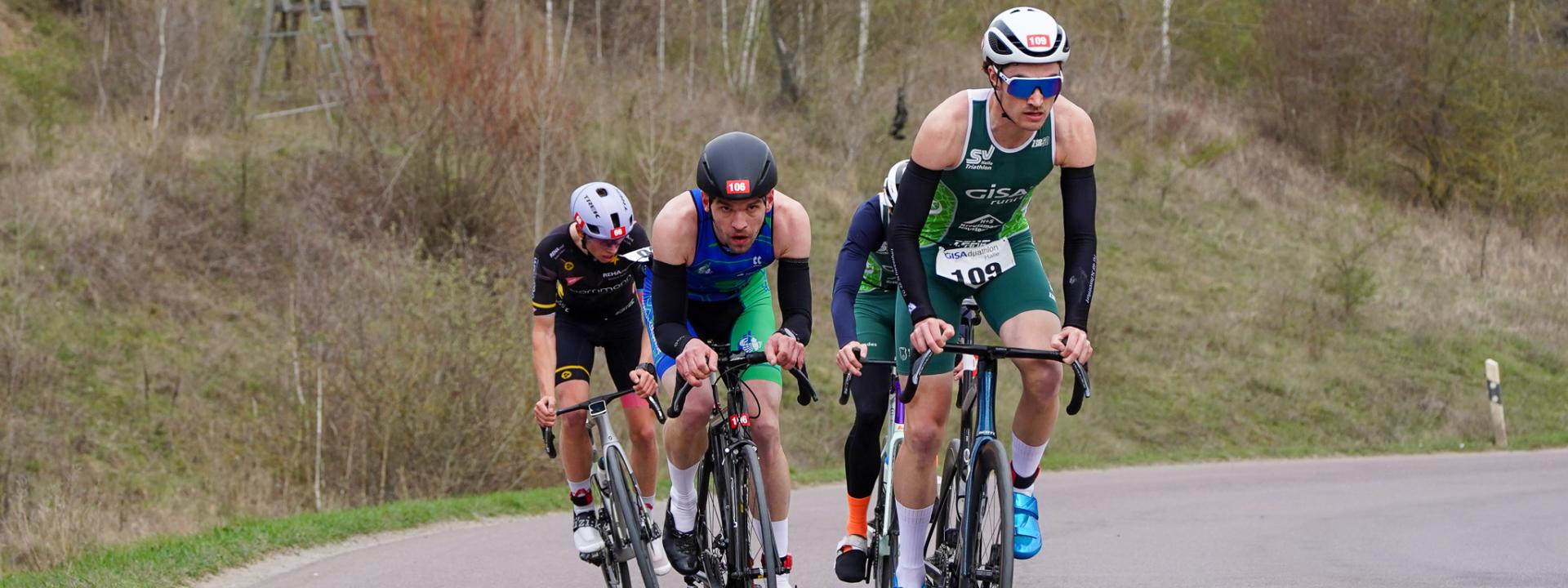 Drei Männer auf dem Fahrrad  
