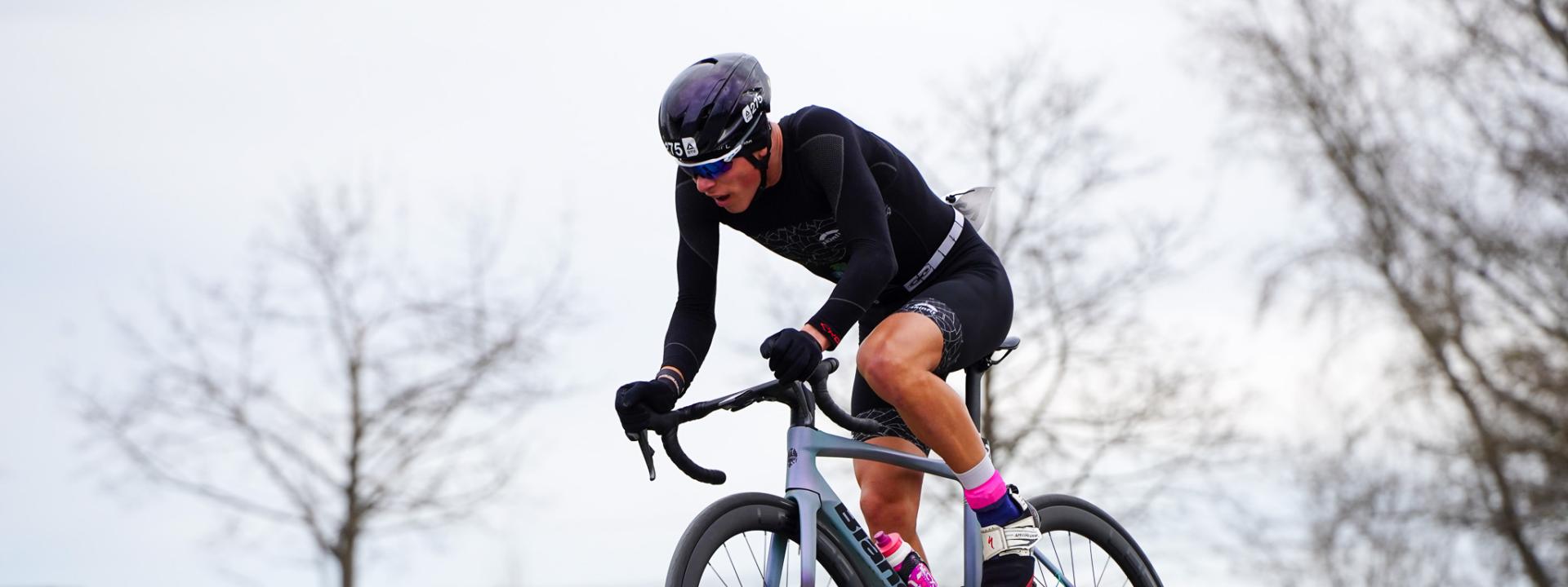 Ein Junge auf dem Rennrad