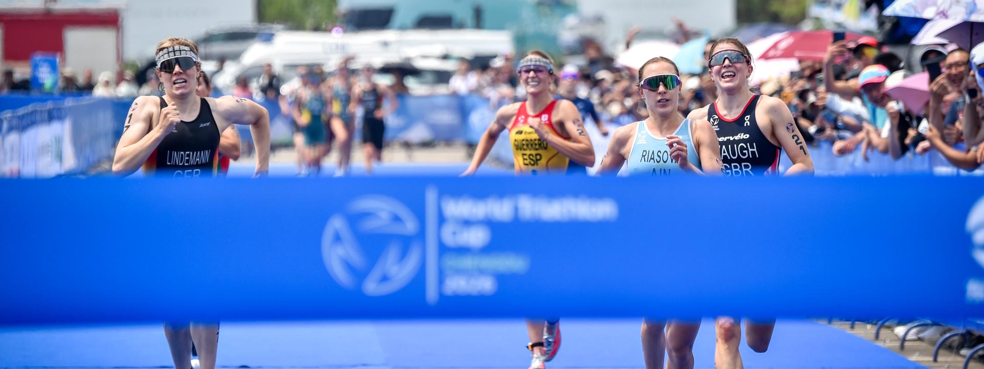 Laura Lindemann beim Zielsprint mit Russin