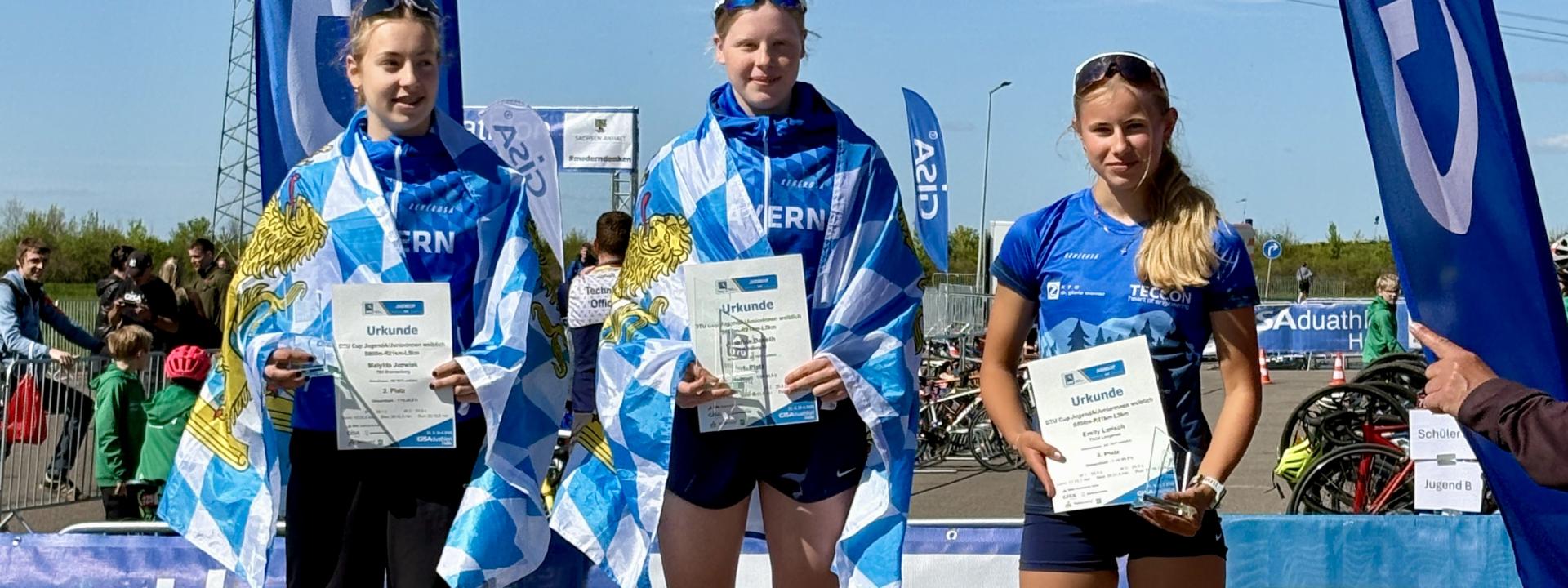 Drei junge Athletinnen auf dem Podium