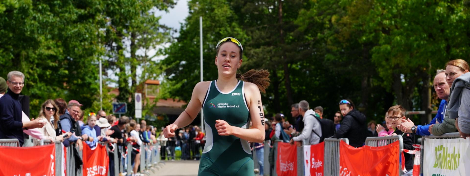 Junge Triathletin läuft über die Ziellinie beim DTU Jugendcup Forst 2026