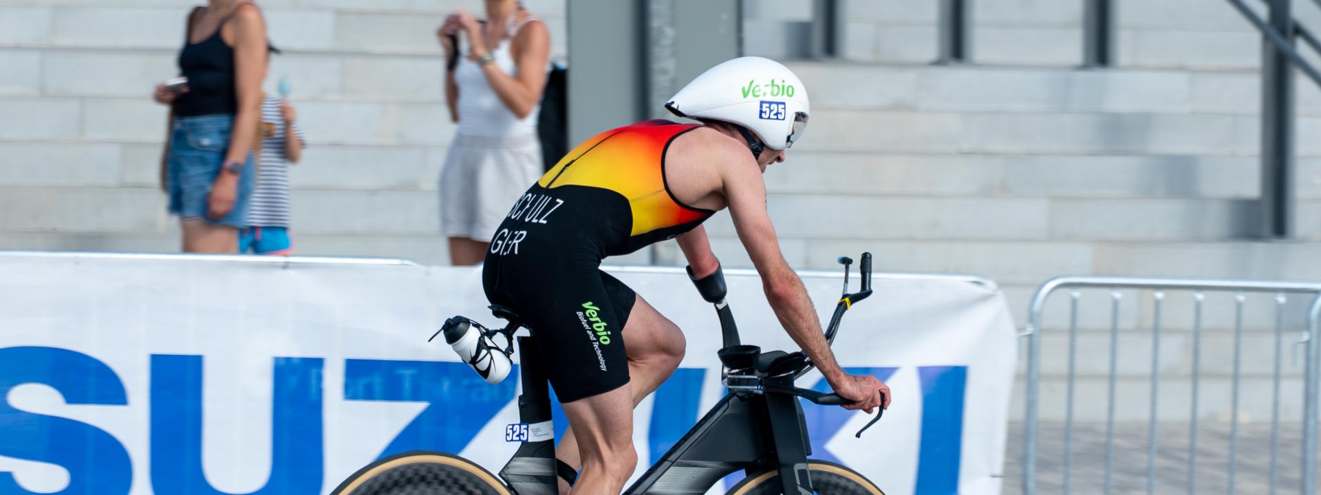 Para Triathlet Martin Schulz fährt auf der Radstrecke