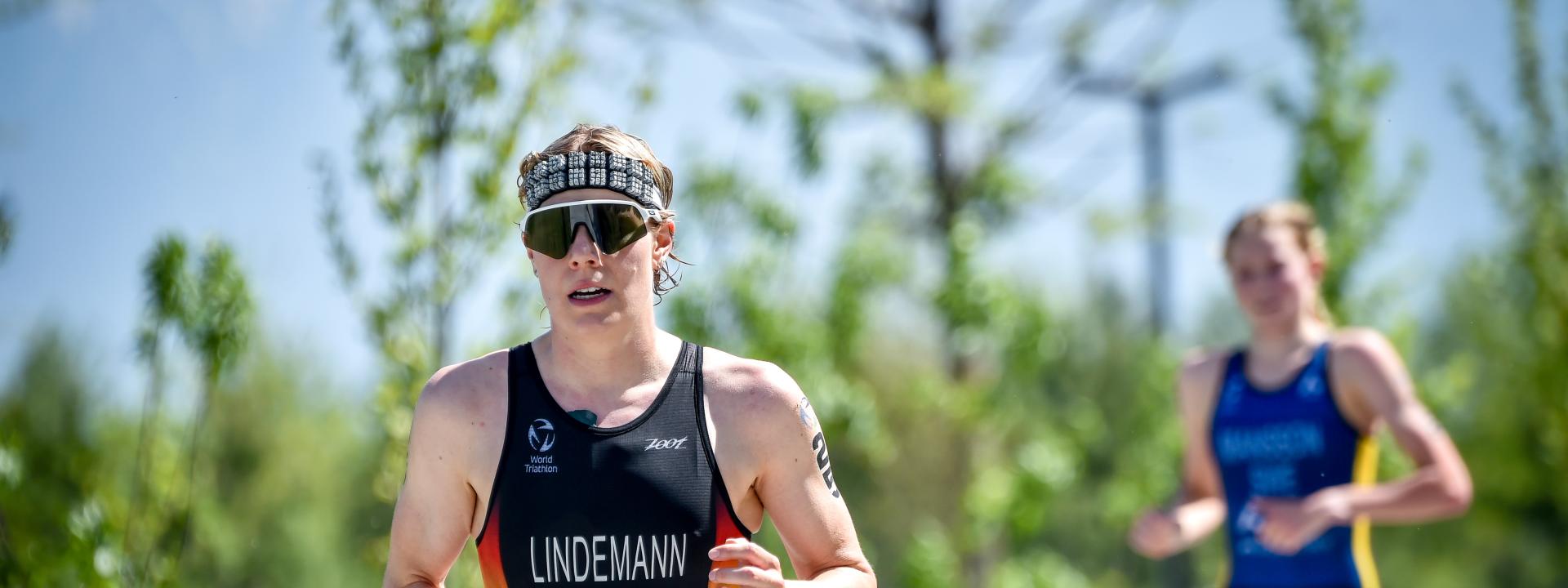 Zwei Triathletinnen laufen auf der Strecke