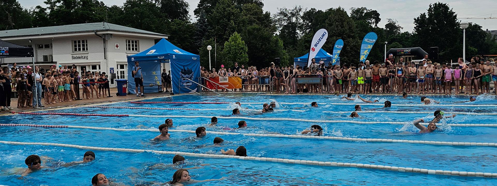 Kinder schwimmen im Becken