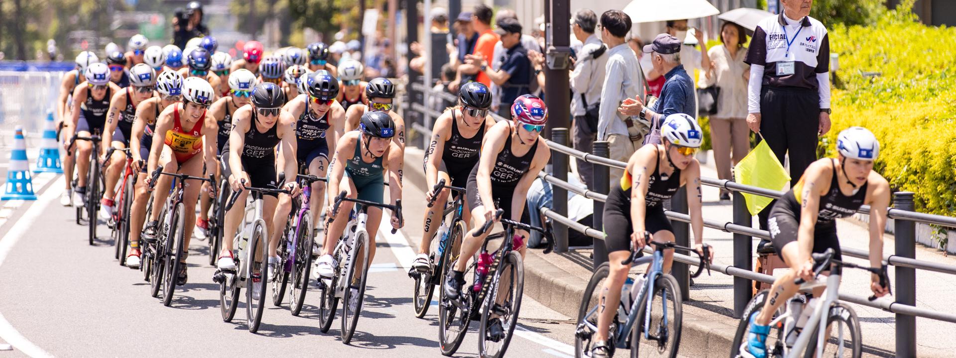 Frauengruppe auf Radstrecke beim WTCS in Yokohama