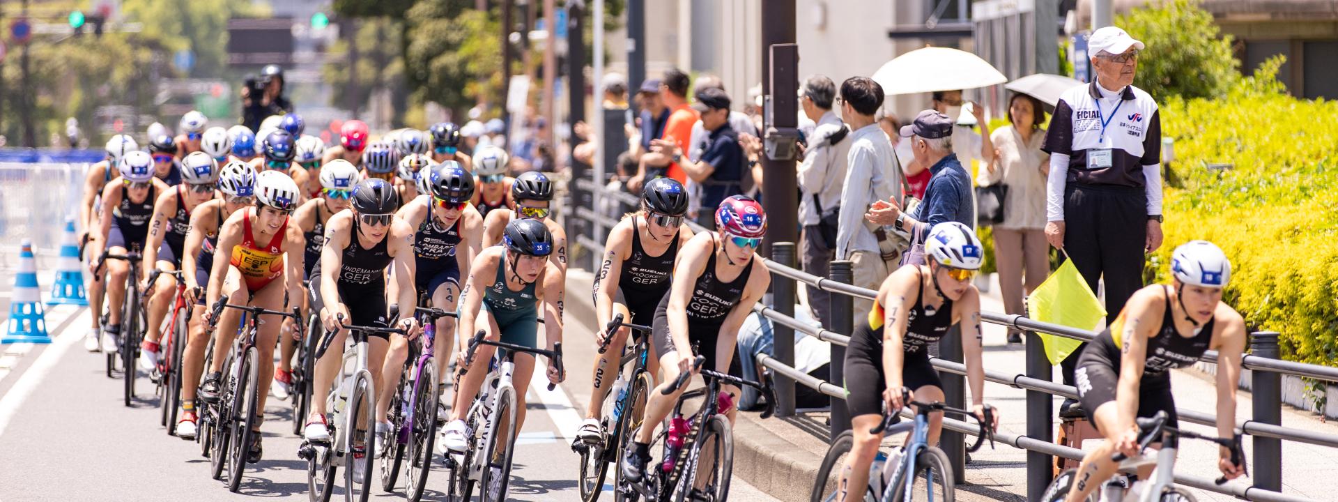 Frauengruppe auf Radstrecke beim WTCS in Yokohama