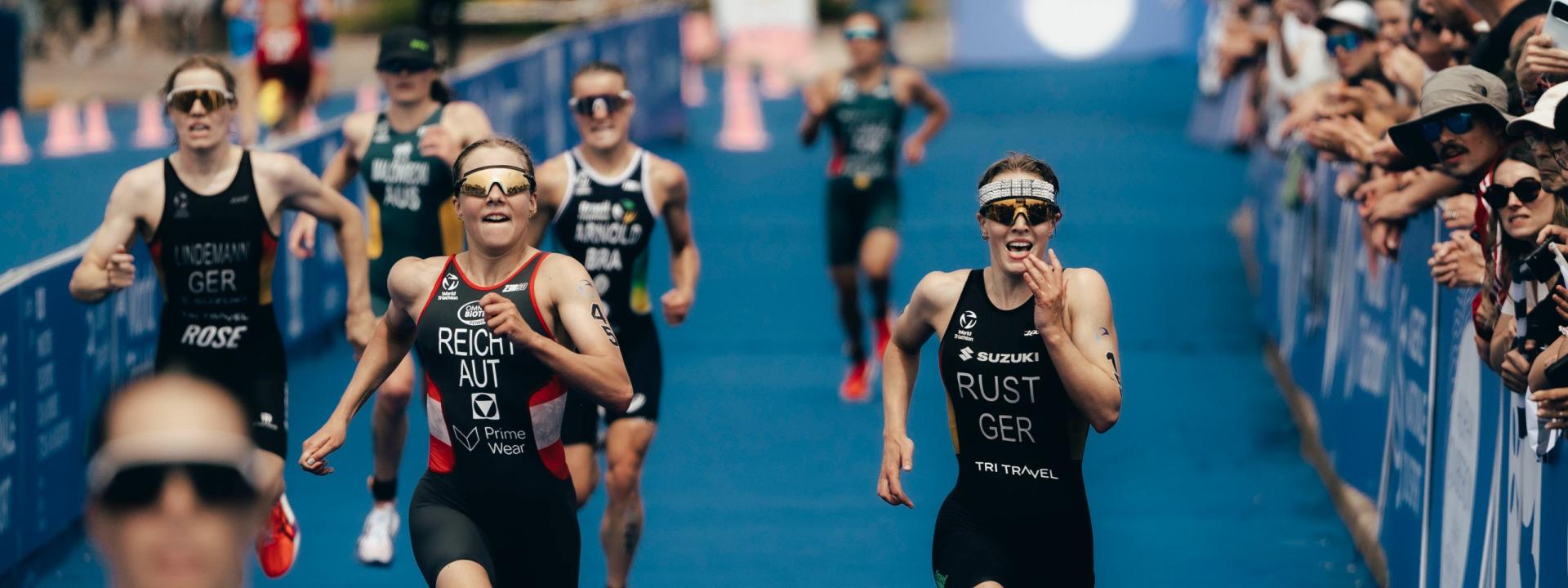 Mehrere Triathletinnen sprinten bei einem Rennen ins Zoel