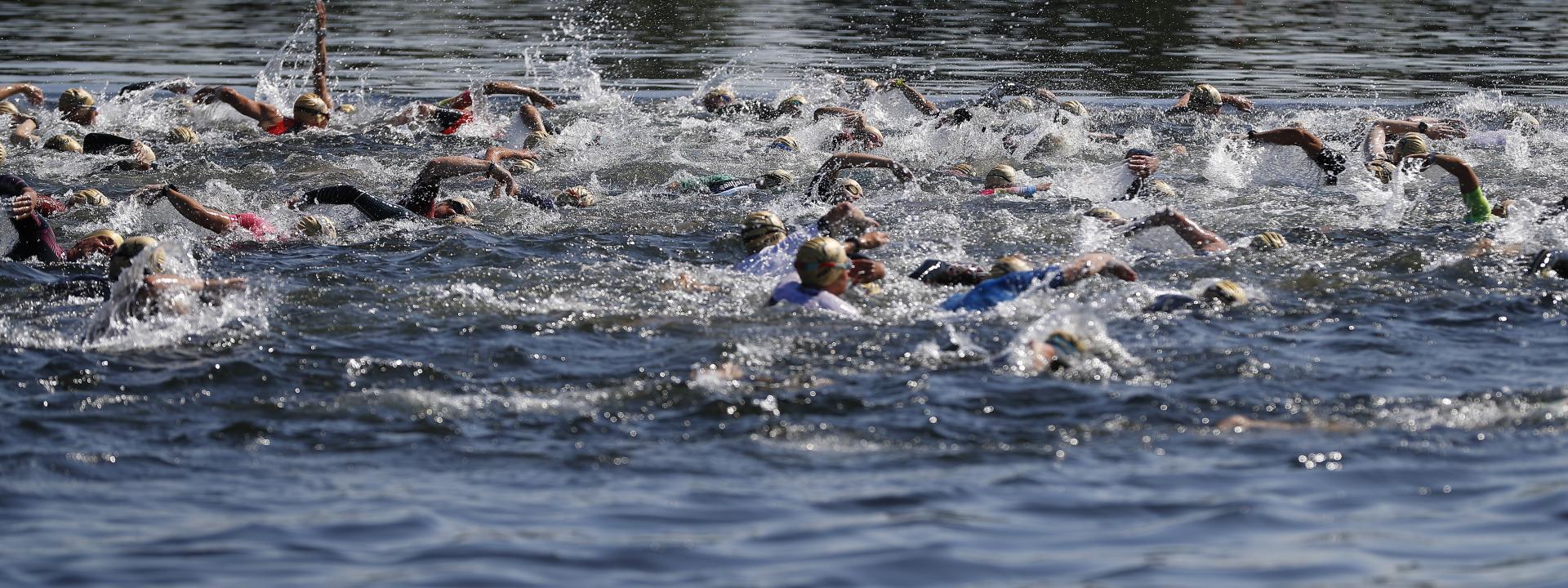 Schwimmer im Wasser bei der DM Kurzdistanz 2025