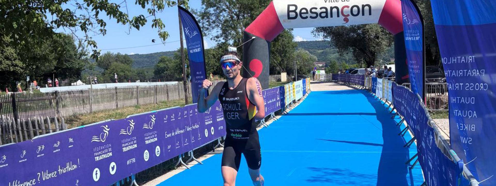 Ein Para Sportler freut sich beim Zieleinlauf über den Sieg im Rennen