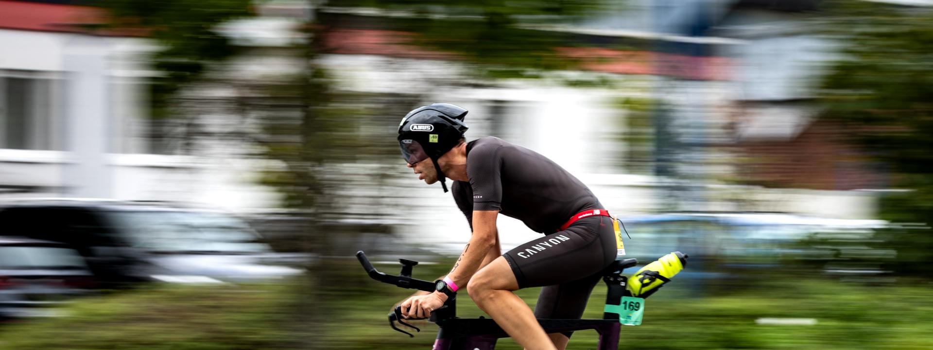 Athlet auf einem TT-Bike auf der Straße