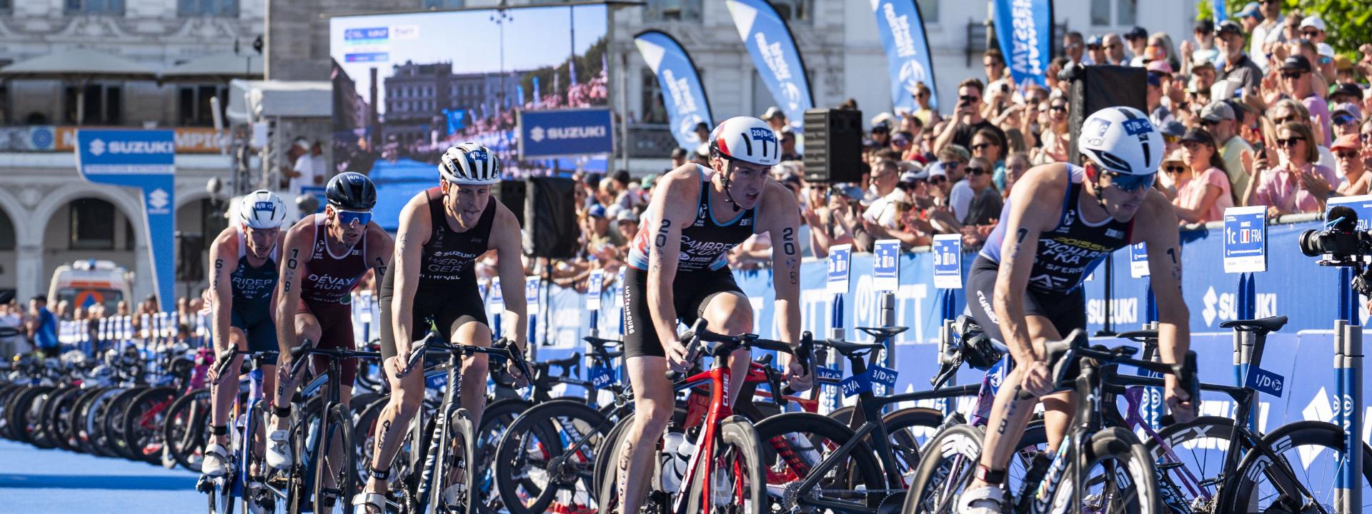 Mehrere Triathleten fahren in einer Radgruppe
