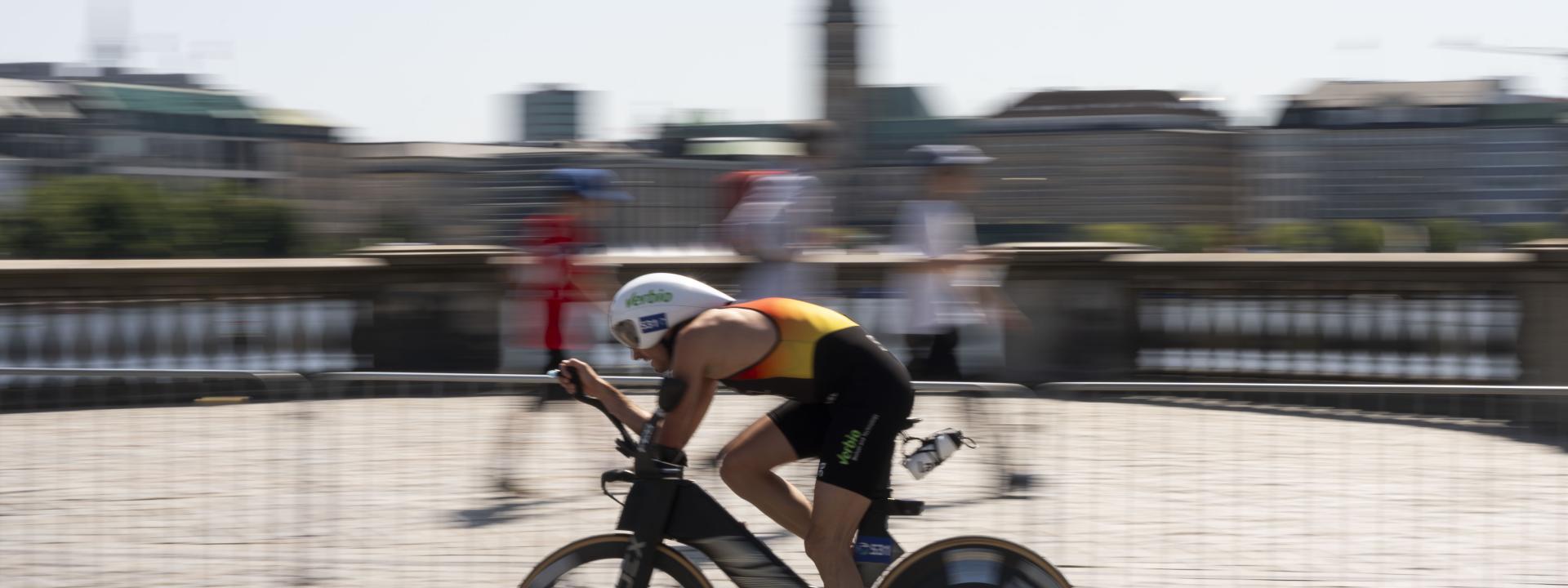 Ein Para Triathlet fährt schnell Rad