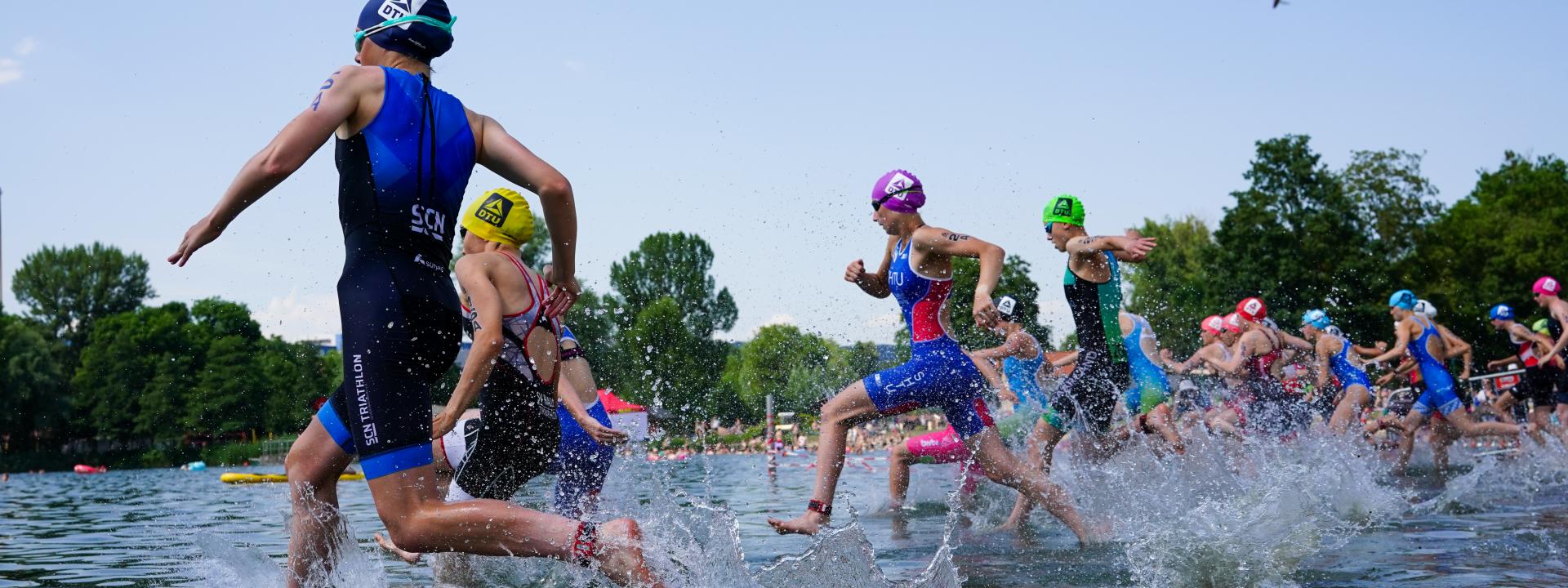 Junge Triathletinnen laufen in Jena in den See 