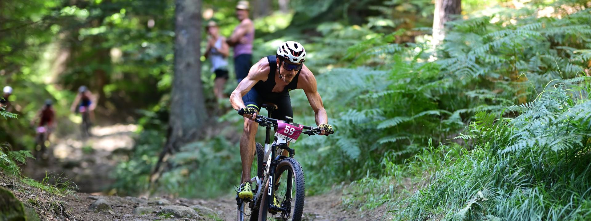 Crosstriathleten fahren mit MTB durch den Wald