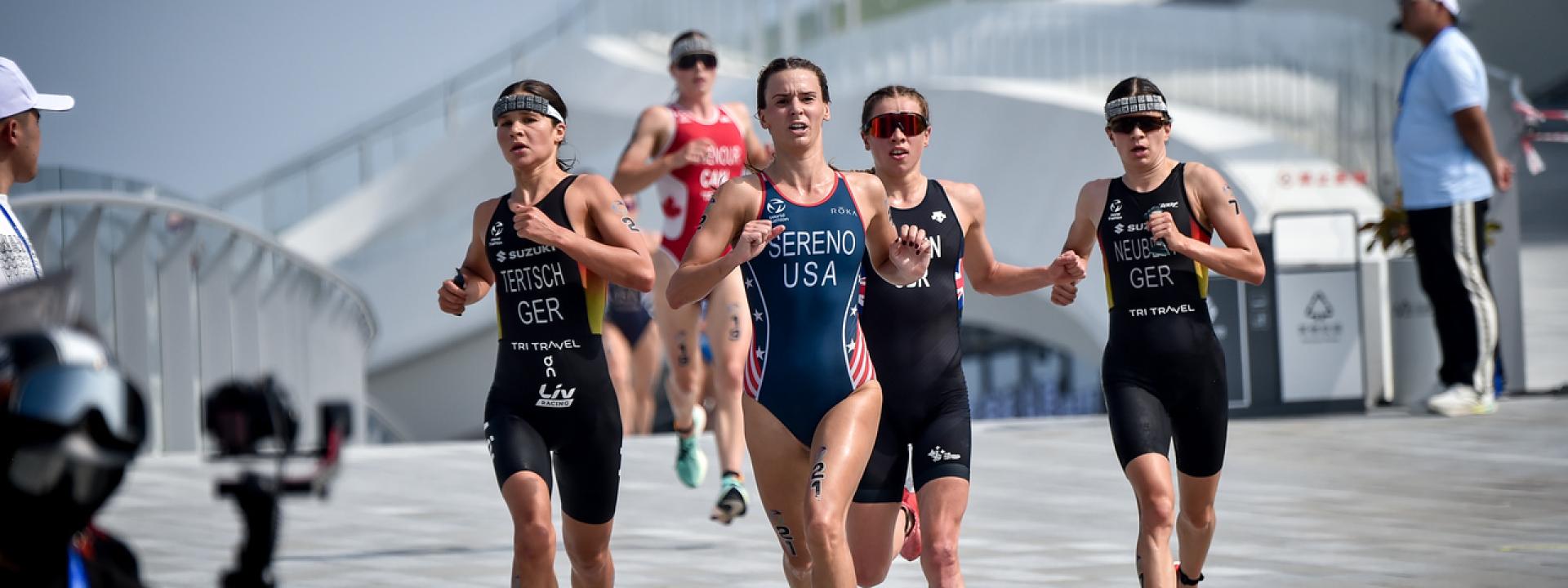 Fünf Frauen rennen im Rahmen eines Triathlonrennens auf Asphalt