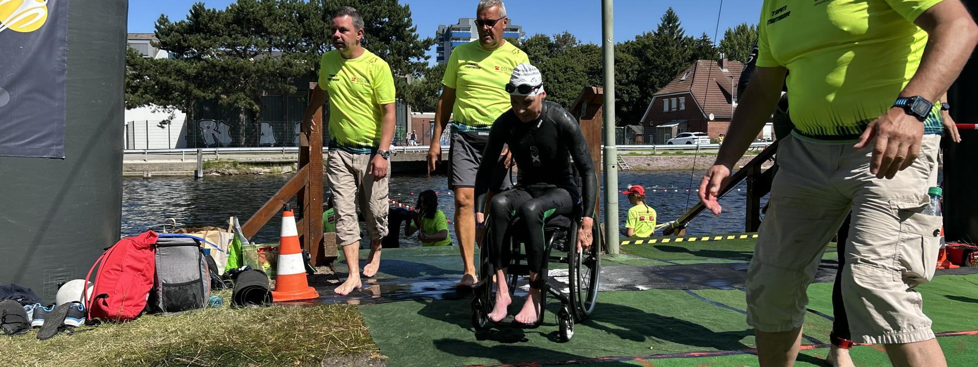 Schwimmaustieg von einem Para-Athleten im Rollstuhl