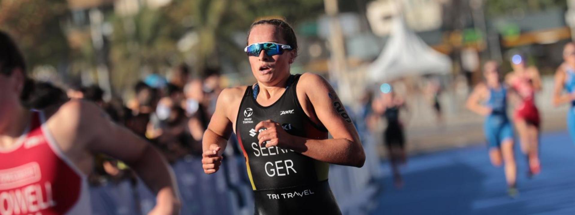 Eine Triathletin rennt im Rahmen eines Wettkampfes