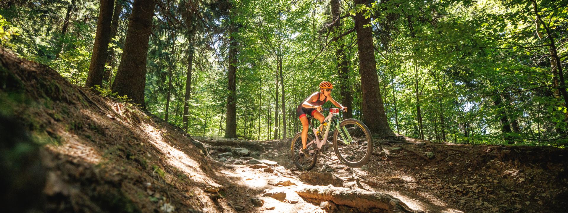 Paula Leupold auf der MTB Strecke durch den Wald