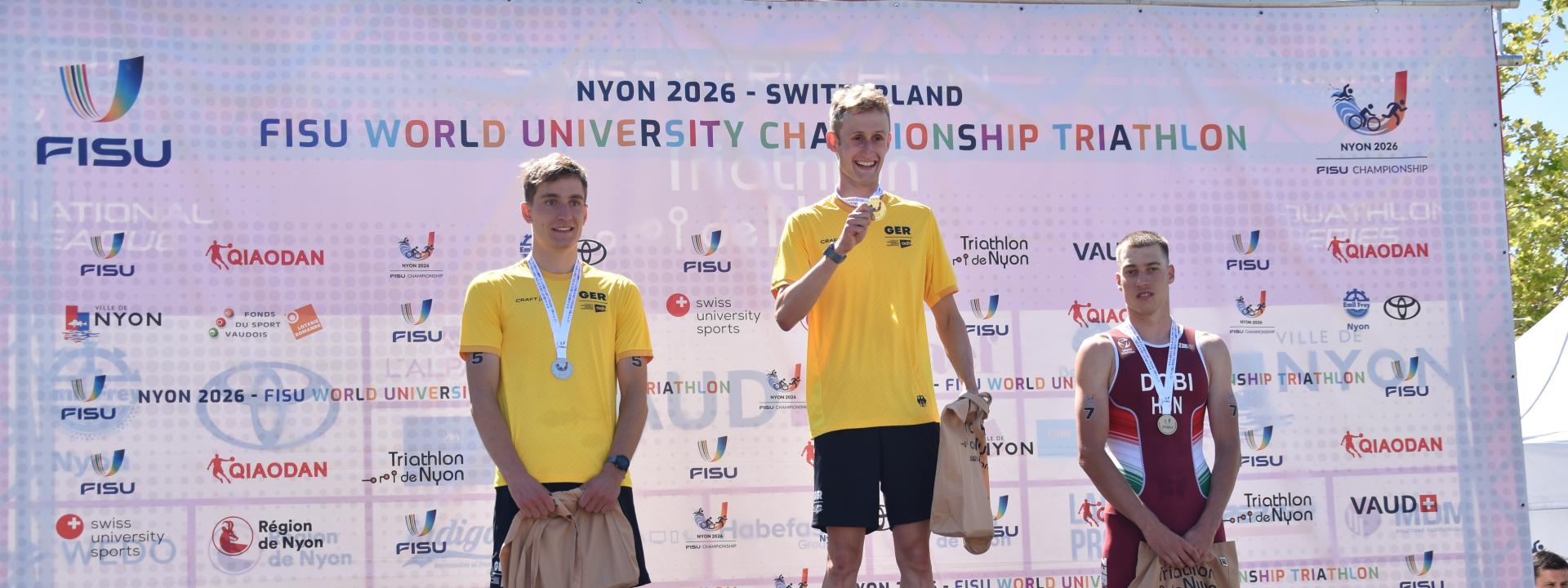 Drei junge Männer stehen auf dem Podium einer Triathlon-Veranstaltung