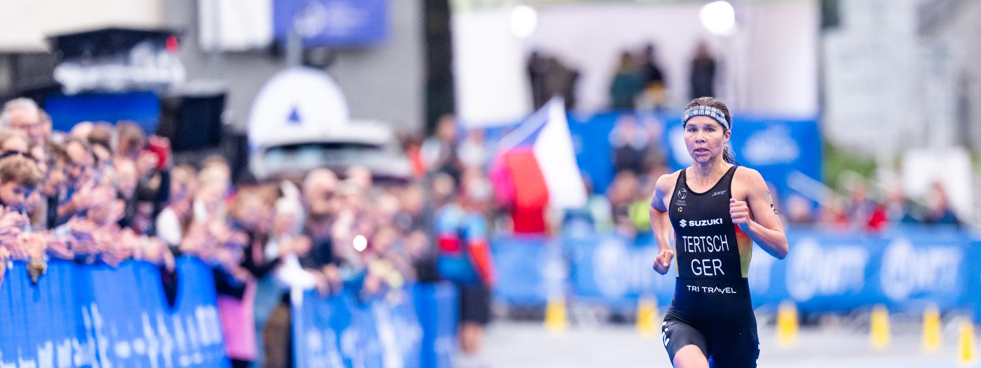 Eine deutsche Triathletin läuft die letzten Meter eines Rennens ins Ziel