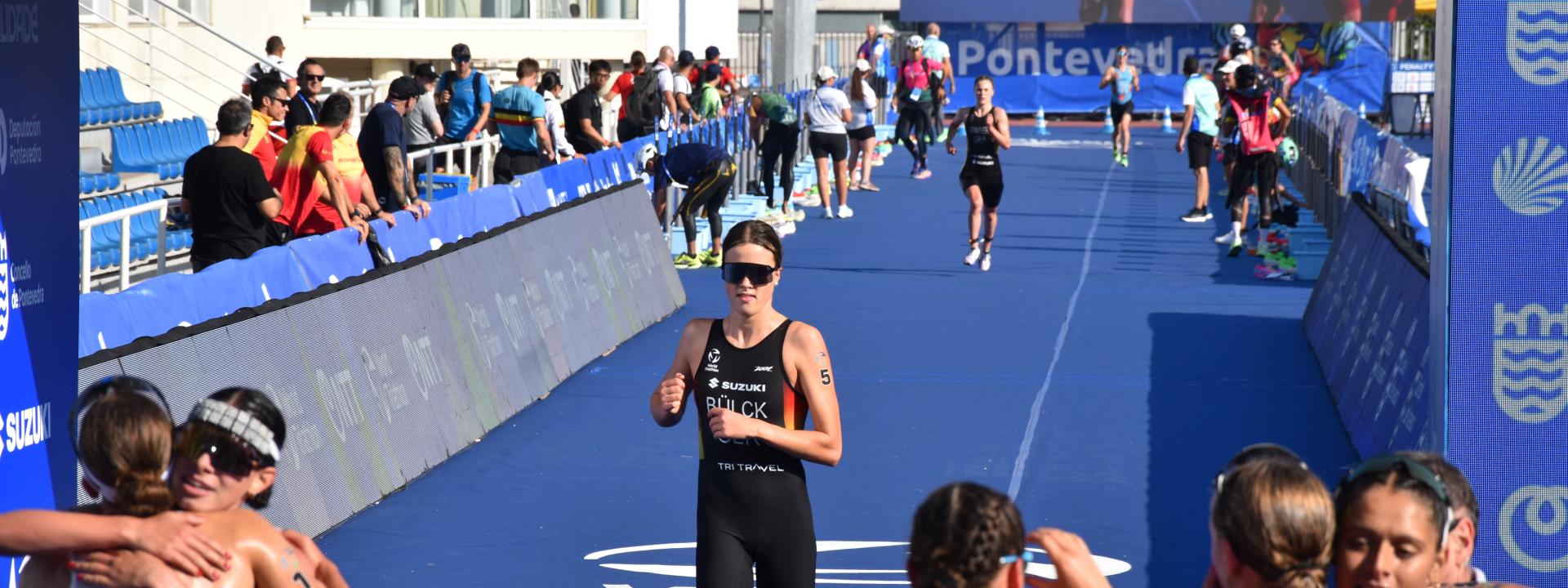 Eine deutsche Nachwuchs-Triathletin überquert die Ziellinie bei der Juniorinnen-WM