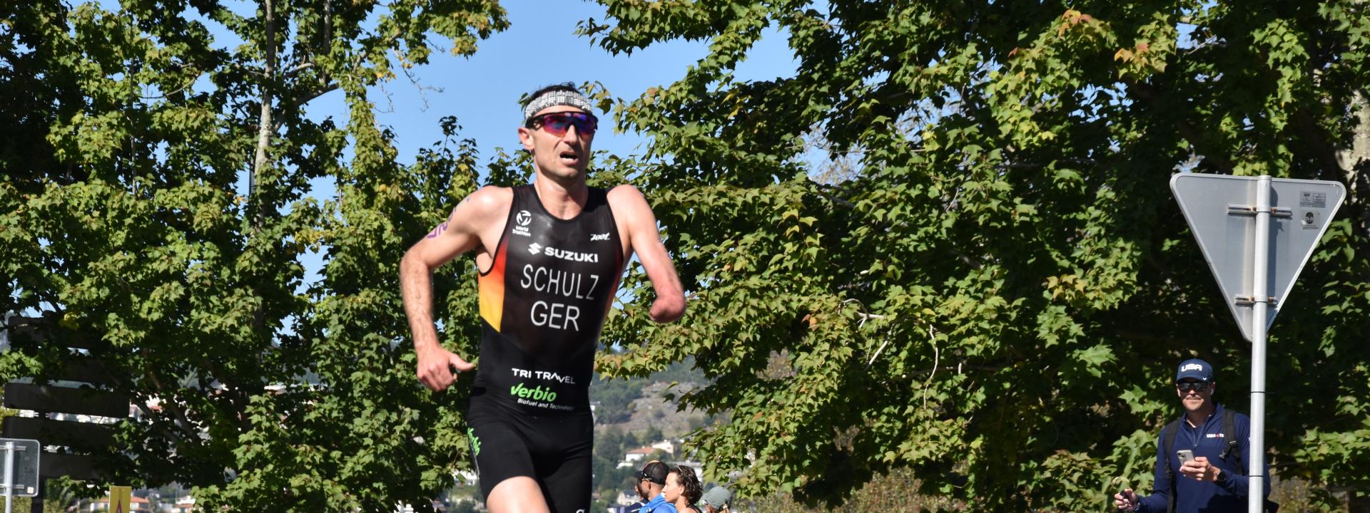 Ein Para Triathlet, dem der linke Unterarm fehlt, läuft auf der Laufstrecke